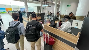 Autoridades migratorias verifican el carnet de vacunación de viajeros en los puntos fronterizos del país. (FOTO: Proceso Digital)