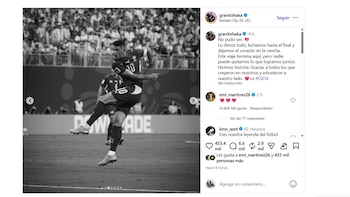 Captura de pantalla de Instagram con una publicación de Granit Xhaka, que incluye una foto suya en blanco y negro, y un comentario de Emiliano Martínez