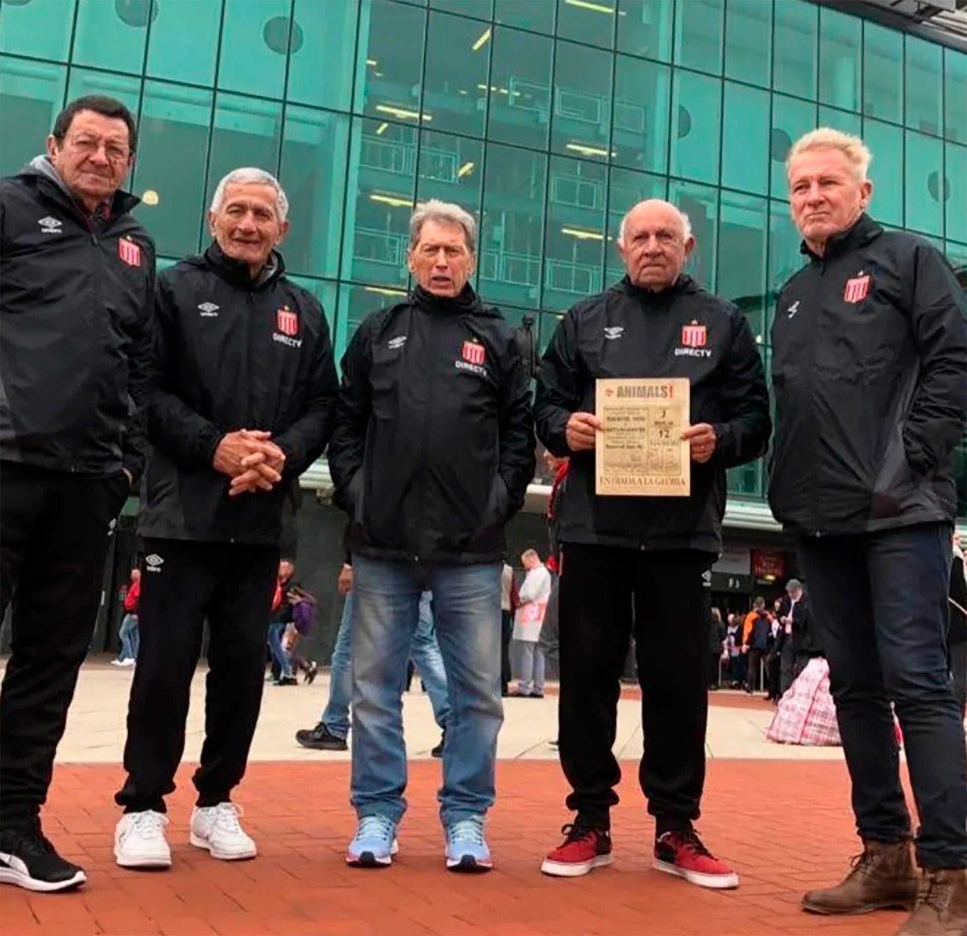 Conigliaro junto a otras glorias de Estudiantes