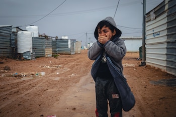 Hisham, un niño sirio refugiado, durante un día lluvioso en el campamento de Za’atari, Jordania Créditos ACNUR - Shawkat Alharfoush