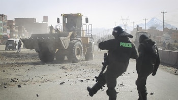 Las fuerzas de seguridad de Bolivia comienzan a desmantelar los bloqueos de protesta