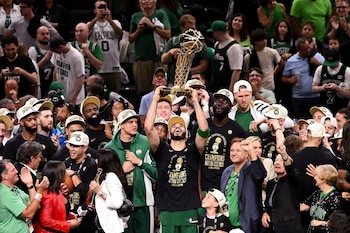 Jayson Tatum levanta el trofeo