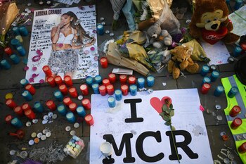 El ataque terrorista en Manchester Arena en 2017, que dejó 22 muertos, impactó en las medidas de seguridad para eventos masivos (Jeff J Mitchell/Getty Images)