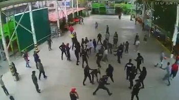 Con sillazos y gritos, profesor acusado de abuso buscaba evitar su detención dentro de escuela en Ixtapaluca