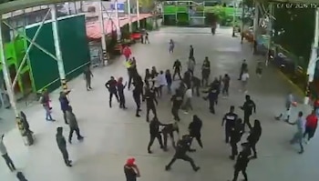 Caos en operativo para detener a profesores en escuela de Ixtapaluca.
Crédito: X/ @ROALDIN