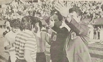 El árbitro Misic junto al