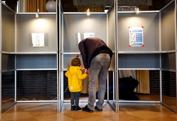 Una persona vota en las elecciones parlamentarias de la Unión Europea, en Nijmegen, países Bajos, el 6 de junio de 2024. REUTERS/Piroschka van de Wouw