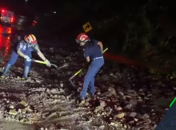 La depresión tropical Cristina provocó intensas lluvias en Guatemala y causó un derrumbe en el kilómetro 36 de la Ruta al Atlántico./ (Bomberos Municipales Departamentales)