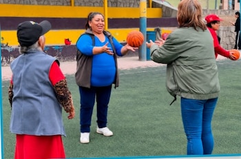 Cuatro de cada cinco peruanos son sedentarios y un proyecto juvenil busca revertirlo entre adultos mayores de Lima Sur