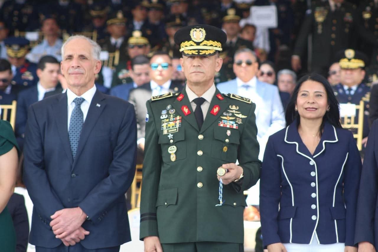 El general Héctor Benjamín Valerio Ardón ascendió a General de División y recibió el Bastón de Mando durante el evento. (Foto Cortesía: FFAA)
