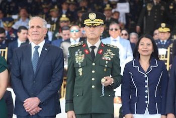El general Héctor Benjamín Valerio Ardón ascendió a General de División y recibió el Bastón de Mando durante el evento. (Foto Cortesía: FFAA)