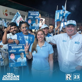 Grupo de personas en un evento. Exhiben pancartas y banderas de Renovación Popular con imágenes de Rafael López Aliaga y Gral. Jordan