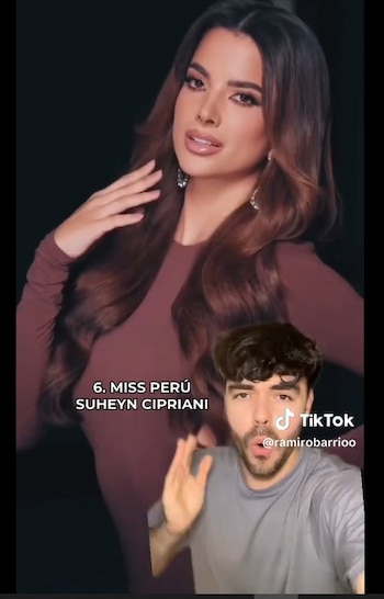 Suheyn Cipriani, Miss Perú, con cabello castaño y vestido color vino, posa en primer plano, mientras un hombre gesticula en la esquina inferior derecha