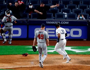 El bateador emergente Aaron Hicks