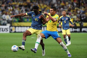 El centrocampista brasileño Casemiro (d) fue registrado este jueves al disputar un balón con Jefferson Lerma, de Colombia, durante un partido por las eliminatorias sudamericanas al Mundial FIFA de Catar 2022, en el estadio Arena de Sao Paulo (Brasil). EFE/Sebastiao Moreira