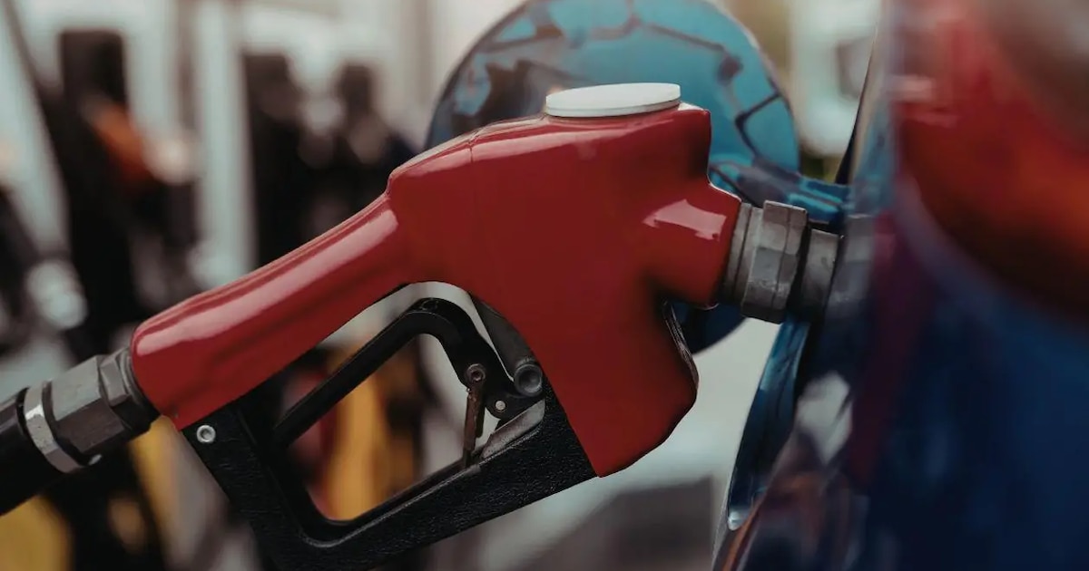 Combustibles en Argentina: El precio de la nafta podría bajar tras la caída del crudo internacional