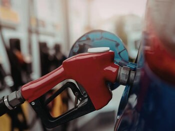Los precios de los combustibles registrarán nuevas rebajas a partir del próximo lunes en todo el país. (FOTO: HRN)