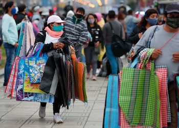 Vendedores ambulantes trabajan en una