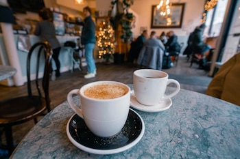 Tomar café en un local