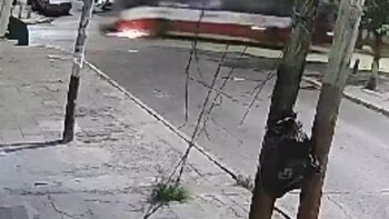 Cómo sigue la salud del chico arrollado por un colectivo y por qué conducía la moto parado antes del choque