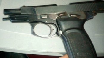 La pistola reglamentaria de Juan