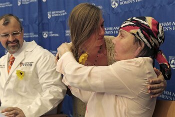 Carmen Blandin Tarleton de Thetford, Vt., A la derecha, es abrazada por Marinda Righter, hija de la donante de cara Cheryl Denelli-Righter, en el Hospital Brigham and Women's de Boston en mayo de 2013. (Foto: Charles Krupa/Associated Press)