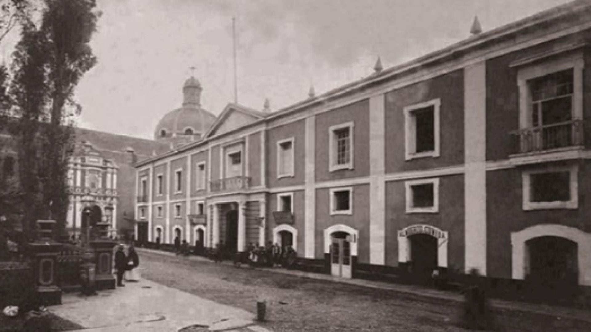 La apertura de la Escuela de Medicina de San Fernando representó un hito en la educación profesional del Perú, consolidando a figuras como Cayetano Heredia. (medicina.unmsm.edu.pe)
