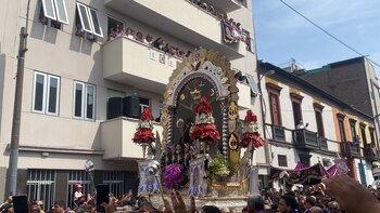 La procesión llegó hasta el edificio de la Hermandad de Señor de Los Milagros de Nazarenas| Infobae Perú (Clara Giraldo)