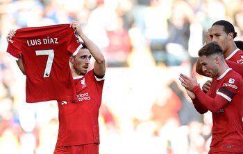 El jugador Diogo Jota (L)