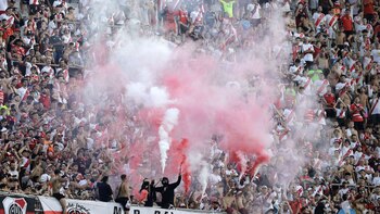 Humo, globos y banderas, el