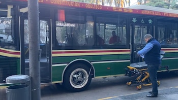 Choque en Palermo: un colectivo impactó contra una camioneta y hay una pasajera herida