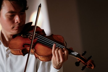 El violinista Stefan Jackiw toca un Stradivarius. (Shannon Stapleton/Reuters)