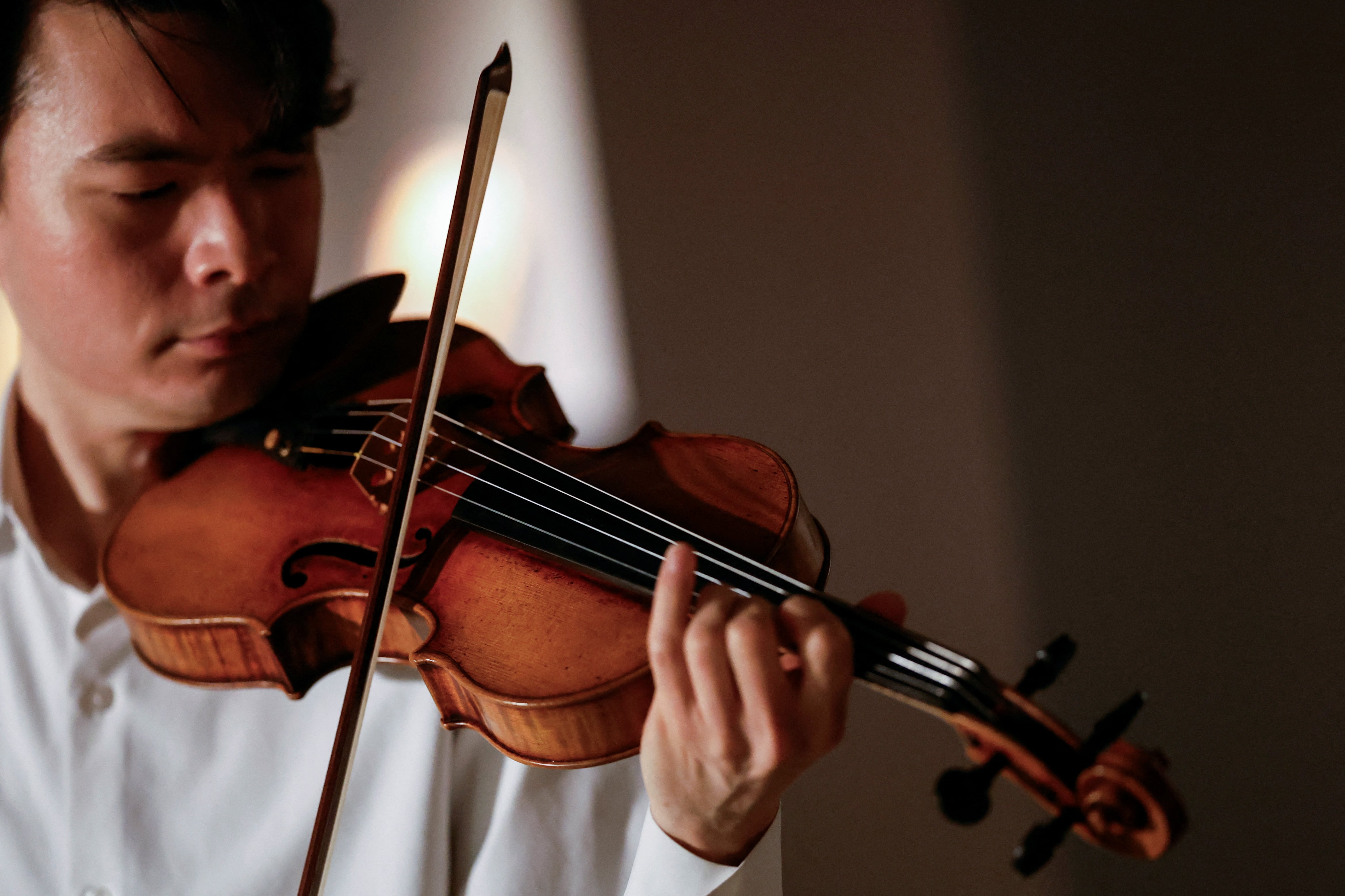 El violinista Stefan Jackiw toca un Stradivarius. (Shannon Stapleton/Reuters)