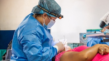 La Dirección de Integración instaló su programa en Sensuntepeque y brindó consultas de medicina general, odontología, oftalmología, dermatología y fisioterapia, además de masajes clínicos y seguimiento de casos identificados previamente (Foto cortesía Dirección de Integración)