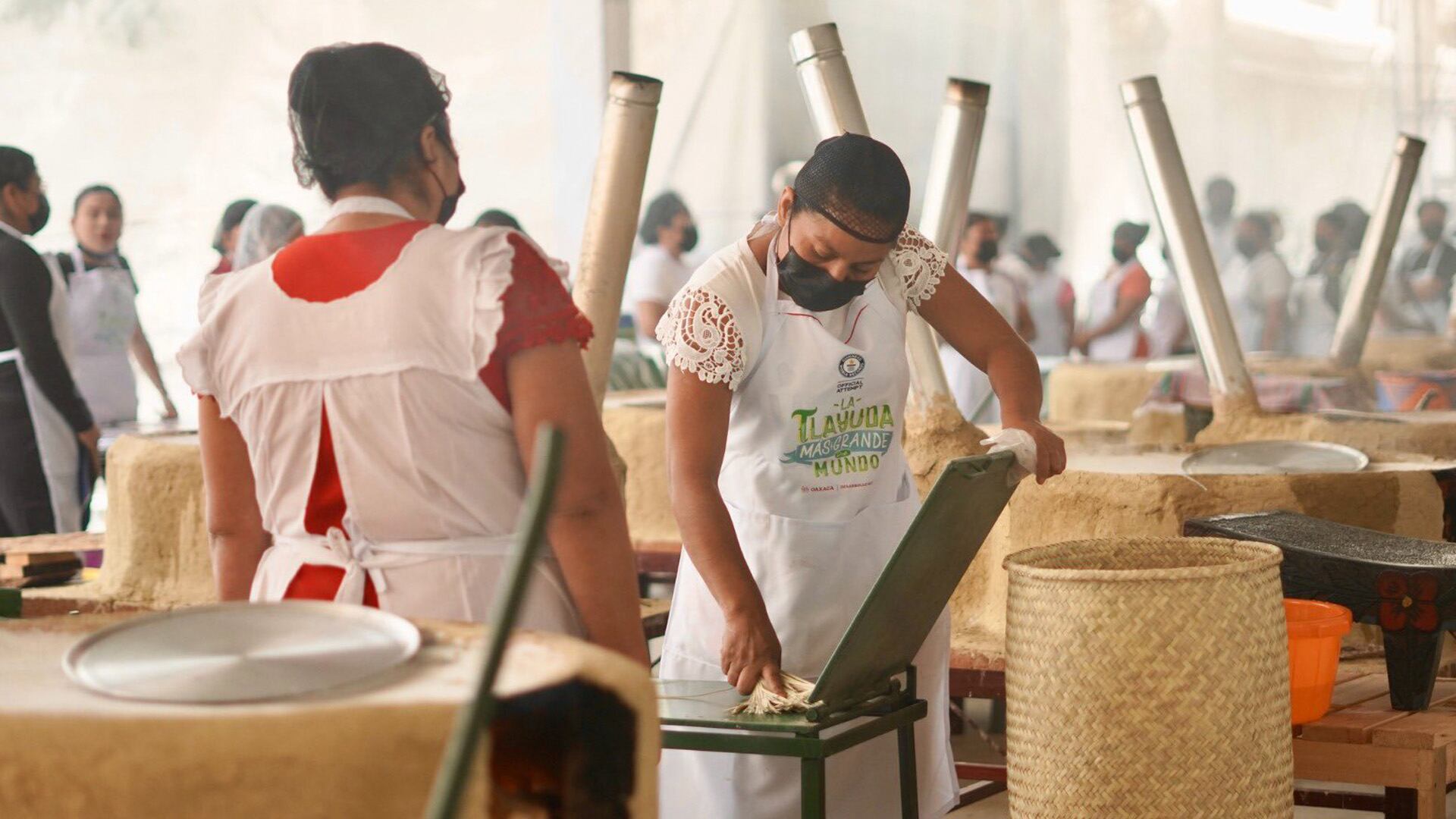 Logran récord Guinness de tlayuda más grande del mundo. (X/SECTUR_mx)