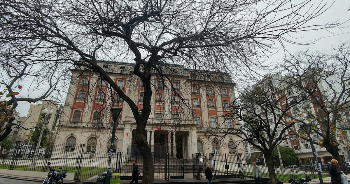 They set the date on which the Federal Code of Criminal Procedure will begin to be governed in La Plata