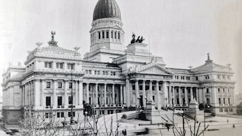 La inauguración del edificio del Congreso: la polémica por el dinero gastado y el crimen del arquitecto que lo diseñó