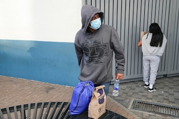 Migrantes guatemaltecos esperan a que