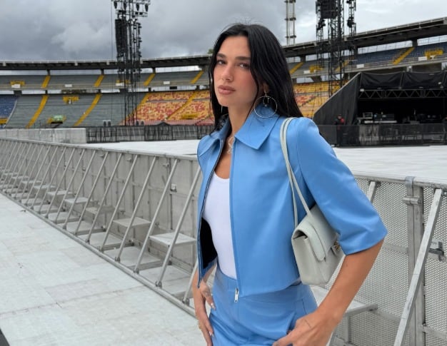 La cantante diferencia sus vestuarios de alfombra roja de sus elecciones diurnas con piezas de sastrería y denim (@dualipa/IG)
