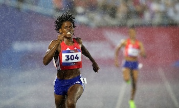 La campeona olímpica impuso un ritmo imbatible bajo el intenso aguacero para coronarse en los 400 metros planos (Cortesía: @raquelarbaje).