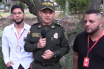 Marco Lasso ofreciendo explicaciones junto