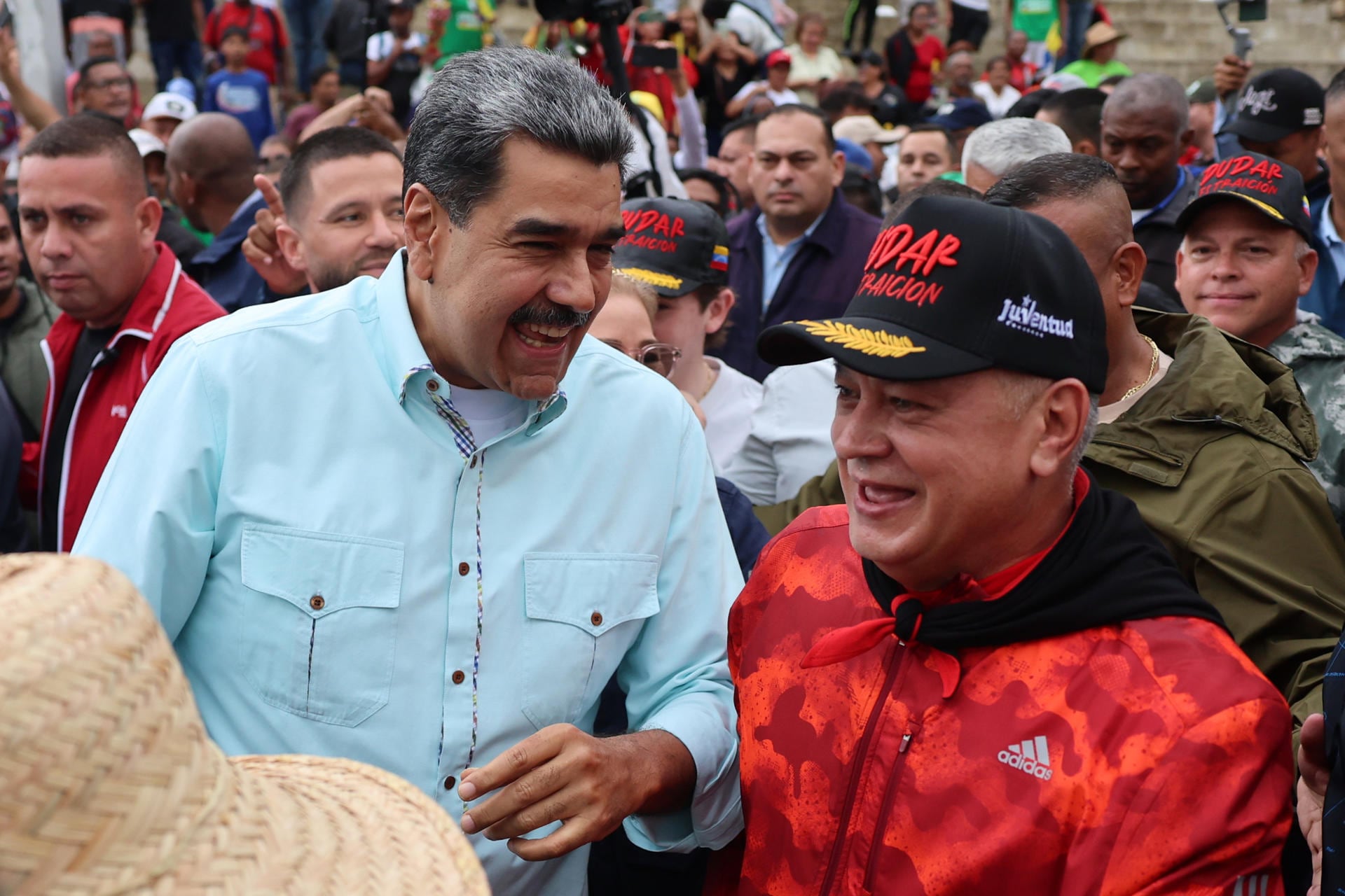 El dictador de Venezuela, Nicolás Maduro (i), junto su mano derecha, Diosdado Cabello (EFE/ Miguel Gutiérrez)