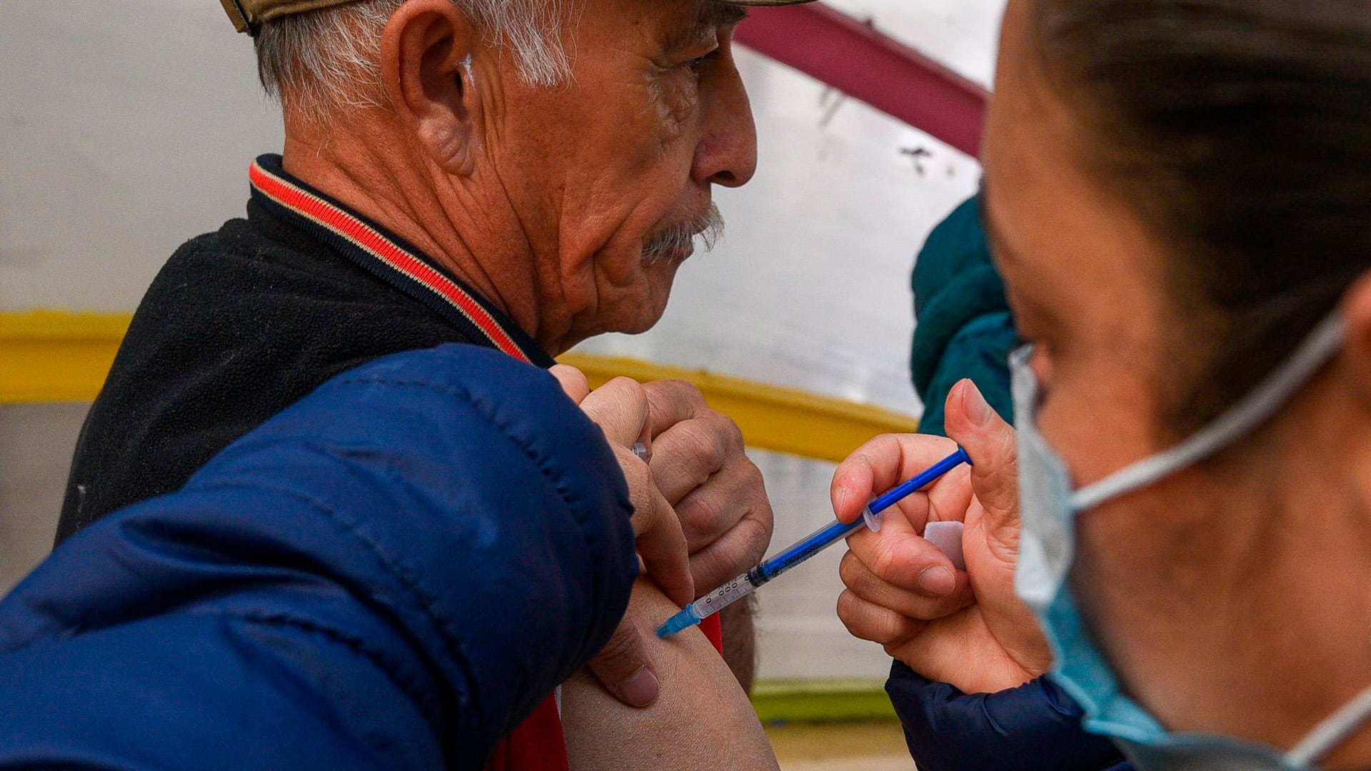 Los adultos mayores de 60 años de edad se encuentran entre los grupos prioritarios para recibir la vacuna contra la influenza. Crédito: Cuartoscuro