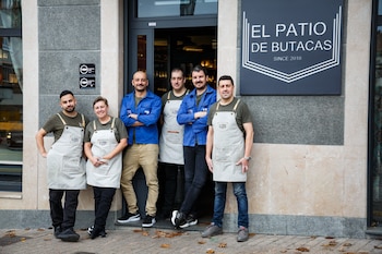 Equipo de El Patio de Butacas, la coctelería que triunfa en Pola de Siero (Cedida)