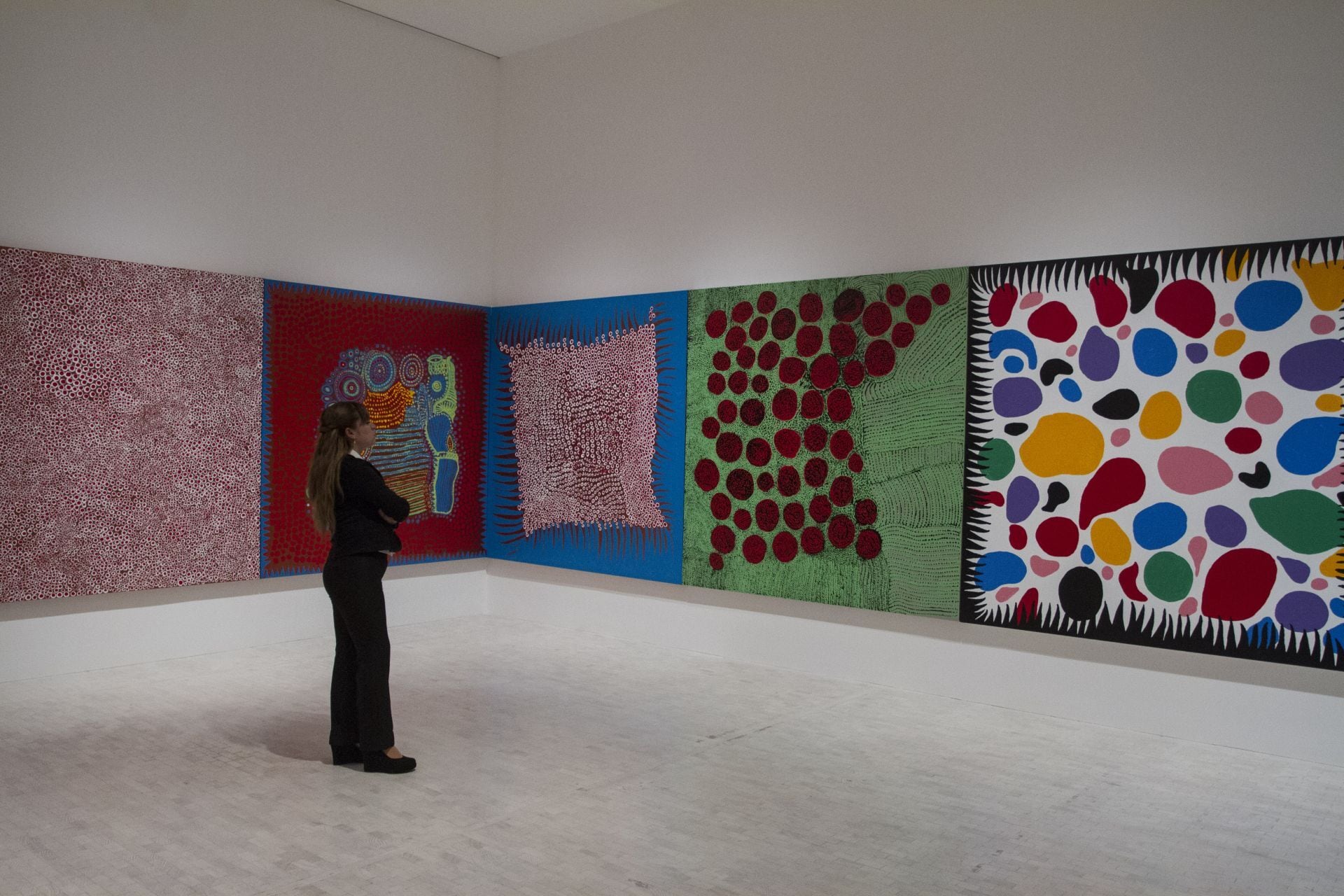 La artista japonesa desarrolló desde la infancia un lenguaje visual basado en lunares, redes y la repetición obsesiva de formas, producto de las alucinaciones que experimentó desde niña. FOTO: ISAAC ESQUIVEL /CUARTOSCURO.COM