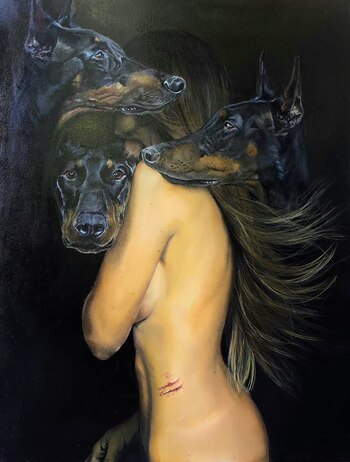 Desnuda y con perros, enfrentando