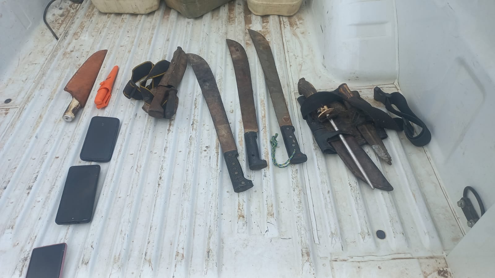 Durante el operativo se secuestraron machetes, cuchillos de caza y un afilador