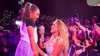 Video: niña fan de Karol G causó sensación tras pedirle a la artista que cantaran famosa canción de Shakira en pleno concierto del ‘Tropitour’