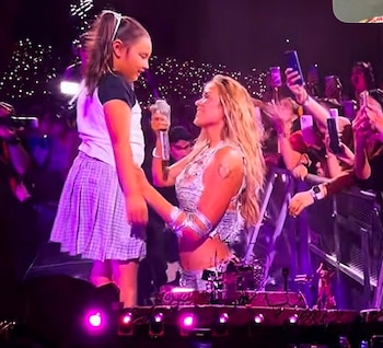 Mini fan sorprendió a Karol G al pedirle cantar una canción de Shakira en pleno concierto del Tropitour: el video se volvió viral - crédito @_heymorty/tiktok