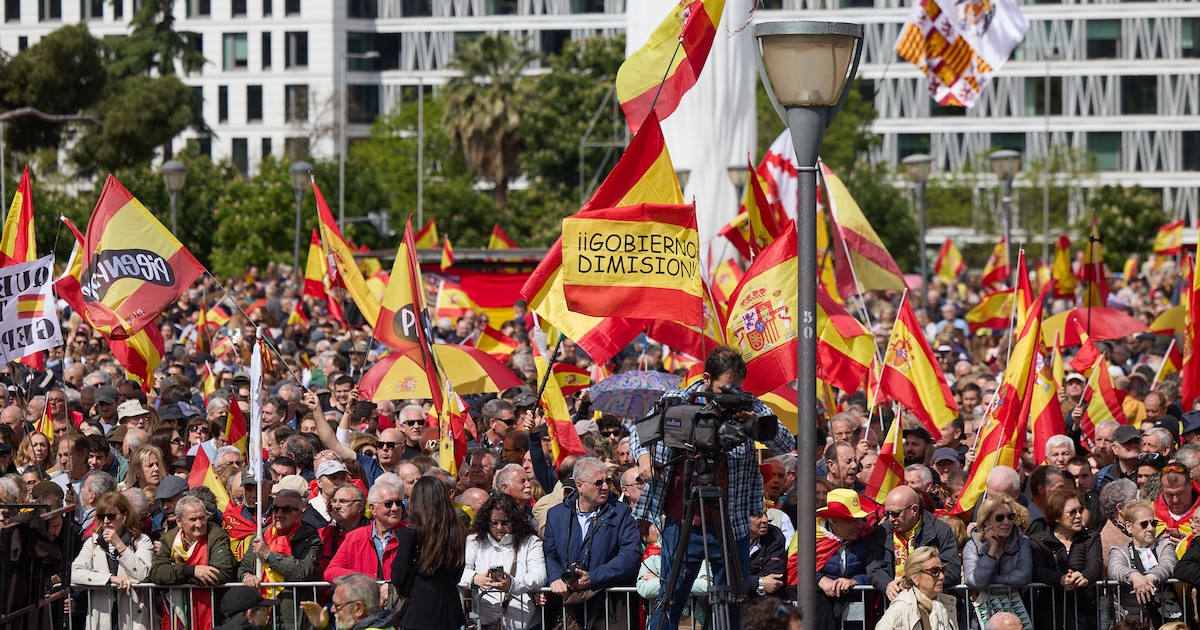Miles de personas se concentran en Colón para pedir la dimisión de Pedro Sánchez: “Es una legislatura fallida” - Infobae